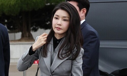 S. Korean first lady likely to face questioning by prosecutors over Dior handbag scandal