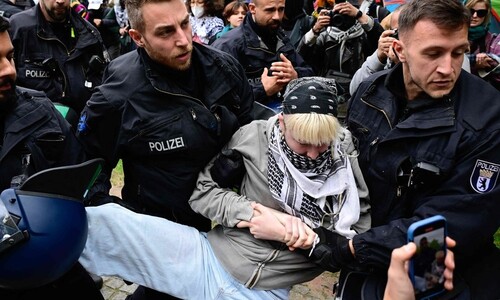 경찰에 끌려나가도 퍼지는 반전시위…유럽 학생들 캠퍼스 점거