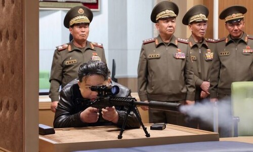 김정은의 무기 세일즈…저격수용 소총 쏘고 방사포 발사차량 운전