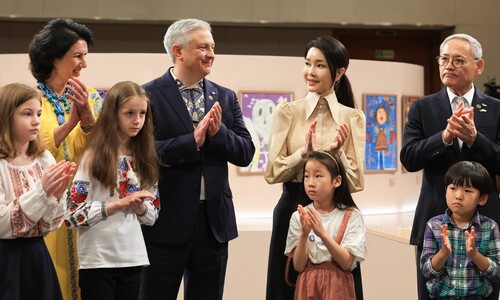 김건희 여사, ‘단독’ 공개 행보…우크라 아동 그림 보며 “세계 평화 피어나길”