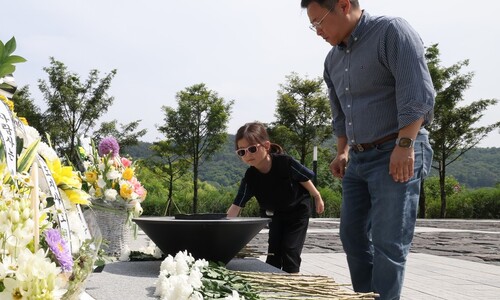 노무현 대통령 서거 15주기…묘역 찾는 시민들