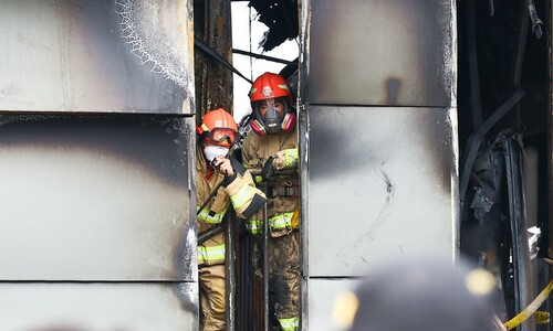 불 나자 대피계단 2곳 다 막혔는데…화재안전기준상 ‘모범’ 건물