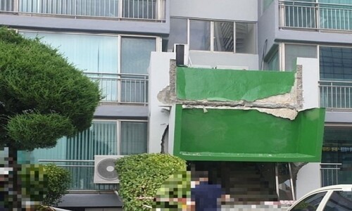 용인 아파트 공동현관 지붕 와르르...30년 ‘순살’로 버텼나?