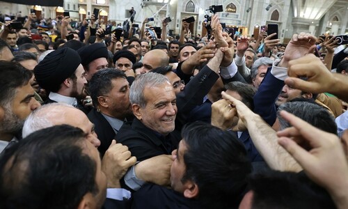 이란 대통령 ‘개혁파’ 당선…‘하메네이 그늘’ 밑 변화 클지 미지수