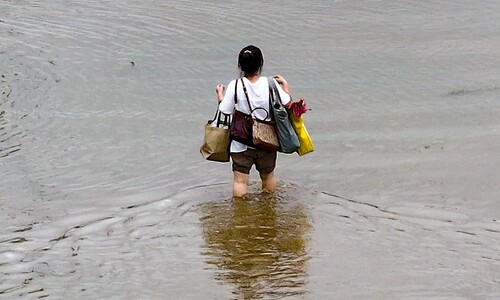 폭우에 휩쓸려도 배송하라는 나라…택배기사, 작업중지권이 없다