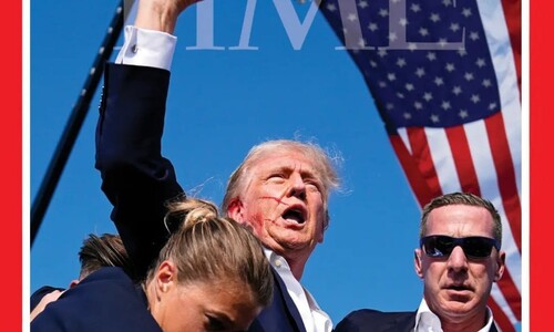‘주먹 불끈’ 트럼프 사진 찍은 기자 “역사적 순간 직감”