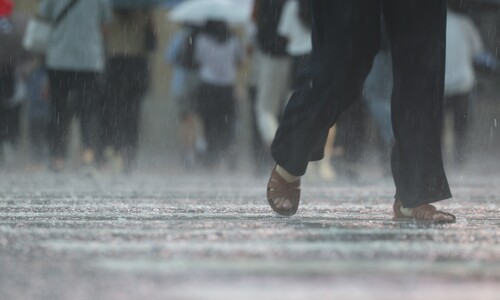 폭삭 젖은 출근길, 아이들은 오들오들…수도권 폭우에 “어쩌나”