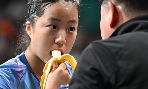 ‘엄마의 주먹밥과 바나나’…신유빈, 4강 파워 업!