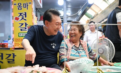 윤, 휴가 첫날 통영시장 방문…“폭염 취약계층 대책 점검” 지시