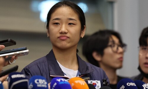 안세영 발 물집투성이…배드민턴 협회장 “신발 강제 규정 바꿀 것”