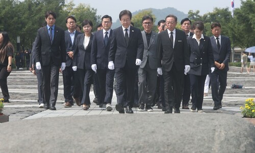 이재명 만난 권양숙 여사, 문 전 대통령 검찰 수사에 우려 뜻