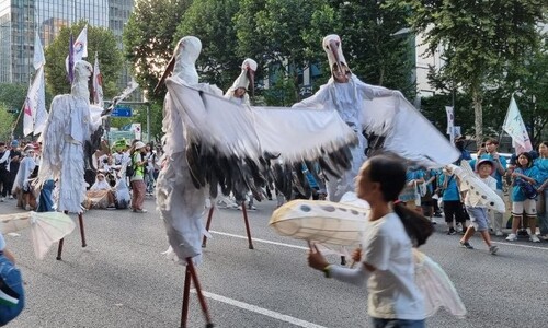 강남대로 뒤덮은 거대 황새들…“미래가 아닌 지금, 변해야 할 때”