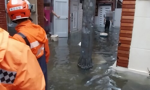 땅 꺼지고 주택도 잠겼다…폭우에 전국 900여명 대피