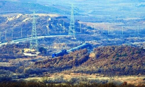 [속보] 북, 경의·동해선 남북 연결도로 폭파…합참 “대응사격”