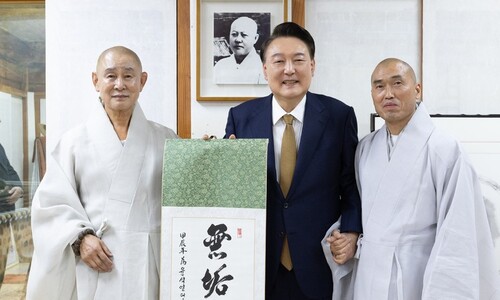 한동훈 요구 거부 뒤 범어사 찾은 윤 대통령 “돌 던져도 맞고 갈 것”