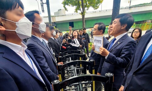 관저 100m 앞부터…경찰 김건희 동행명령장 원천봉쇄 ‘심기경호’