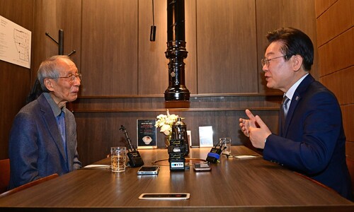 이재명 만난 ‘보수 원로’ 윤여준, 윤 겨냥 “아무 정책도 효과 없어”