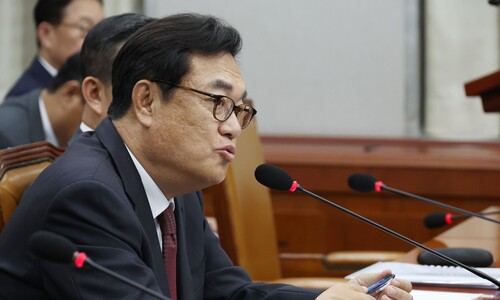 윤 ‘공천 개입’ 육성에 ‘문재인 시절’ 꺼낸 정진석…야 “하야 건의하라”