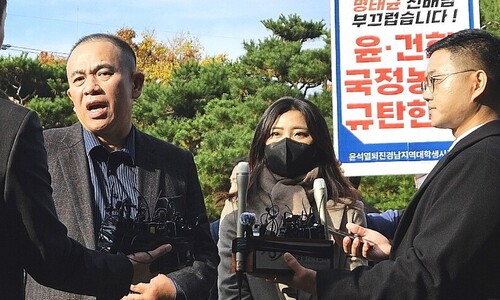 명태균 변호인, 반말로 “조용히 해”…학생들 항의에 거친 반응