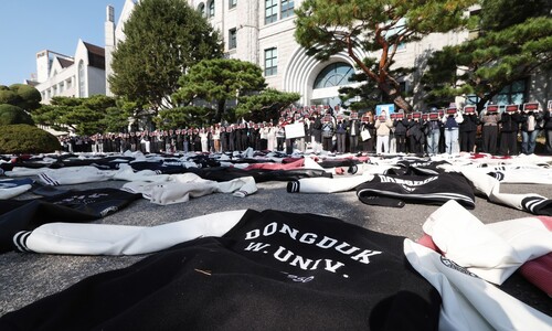 동덕여대 ‘과잠’ 반납 시위…“남녀공학 전환 반대”