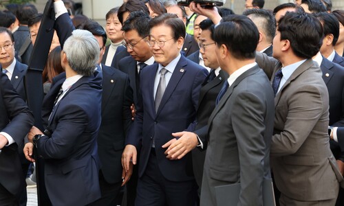 법원 도착 이재명…동료 의원들과 악수, 기자들 질문엔 ‘묵묵부답’