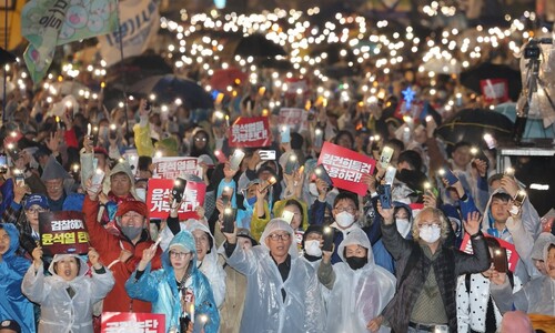 “속상해서, 정작 죄 있는 사람은 뻣뻣한데”…비 내리는 광화문 메운 시민들