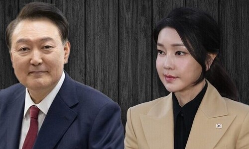 윤 대통령 부부, 기존 개인 휴대전화 사용 중단…새 휴대전화 개통