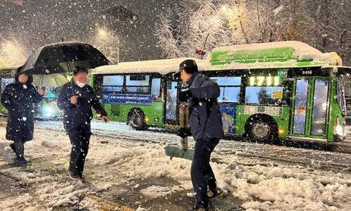 ‘첫눈 폭설’ 21㎝ 내린 서울…“버스가 스케이트 타, 제설 덜 돼”