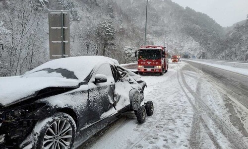 서울양양고속도로 눈길서 5대 추돌…1명 사망, 6명 부상