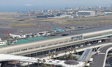 제주공항 도착 항공기에서 50대 승객 숨져