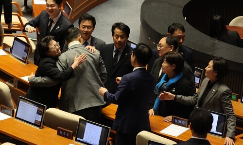 국힘, 윤 탄핵 ‘3중 봉쇄’…부결 당론·집단퇴장·사실상 감금까지