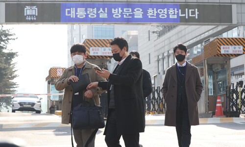 ‘박근혜 특검팀장 윤석열’ 데자뷔…경호실에 막힌 경찰 압수수색