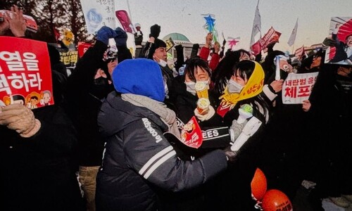 200만 시민, 탄핵 가결과 동시에 “다시 만난 세계” [영상]