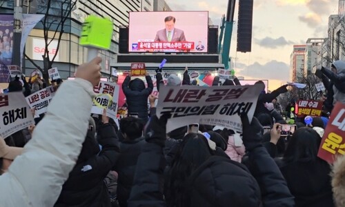 탄핵 순간, 숨 죽였던 전국이 ‘흔들’…부둥켜 안고 덩실덩실 춤추고