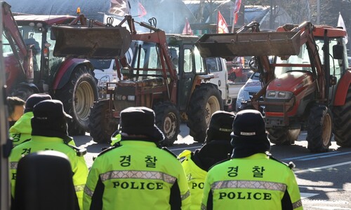 남태령서 막힌 ‘용산 진격’ 농민 트랙터, 시민들이 함께 지켰다