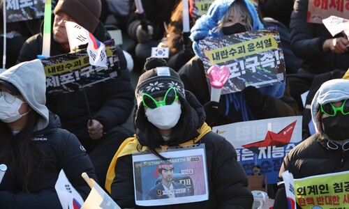 “총이 웬 말”...50만 시민, 내란 공포 딛으며 함께 부른 “힘내”