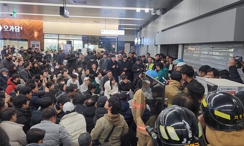 ‘제주항공 무안참사’ 사망자 이름 듣자 가족들 오열