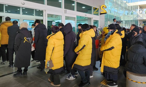 “10년 동안 잘못 싸웠나 봐요, 내 탓 같아요” 무안 찾은 세월호 유가족들