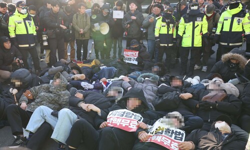 경찰, 대통령 관저 앞 윤석열 지지자 30여명 강제 해산