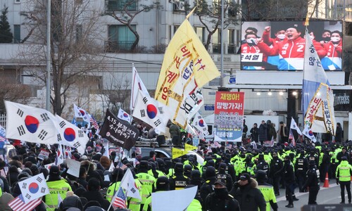 [속보] 수사관 150명 윤석열 체포영장 집행…채증하며 군 경비 뚫어