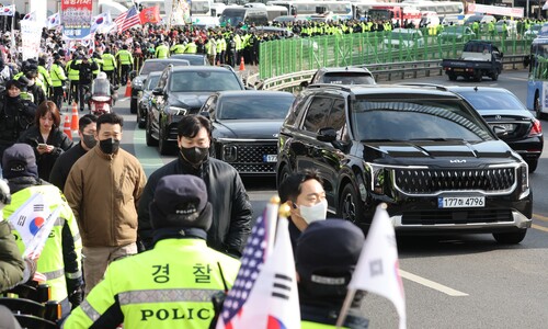 윤 체포 중단에 지지자들 “아멘”…행인 붙들고 ‘이재명 욕’ 강요도