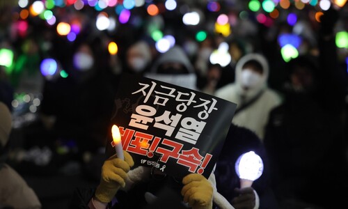 [현장] “윤석열 체포될 때까지” 응원봉 집회 한남동서 밤 지새운다