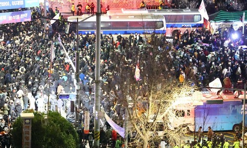 국회 앞 시민들 육탄 방어로 지켜낸 우원식·이재명·한동훈…체포조 막아