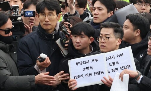 “경호처분들 시늉만 하거나, 거부하세요”...가로막힌 법학교수의 외침