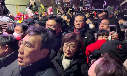 윤석열 변호인·국힘 의원, 체포 반발…공조본과 1시간 넘게 대치