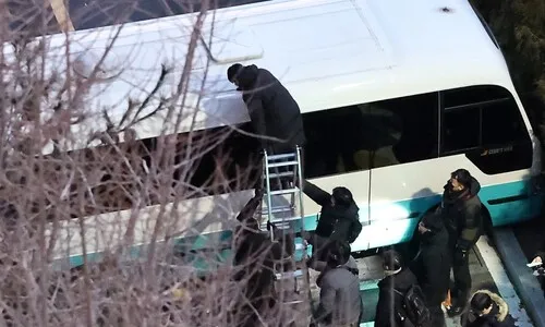 ‘인간 방패’ 거부한 경호관들…‘차벽’ 버스 안에 열쇠 두기도