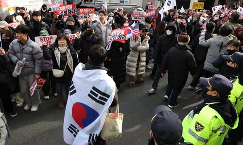 지지자 몰려 ‘아수라장’…“고생한다고 대통령이 손 흔들어주셔”