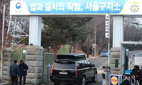 공수처, ‘조사 불응’ 윤석열 강제구인 시도…구치소서 대치