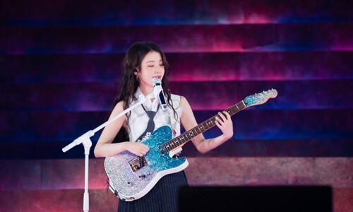 아이유 콘서트, 영화관 천장에 띄운 1천 개의 황홀한 드론