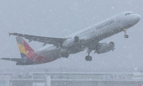 제주공항 운항 재개…폭설에 발 묶인 2만여명 속속 탑승 수속